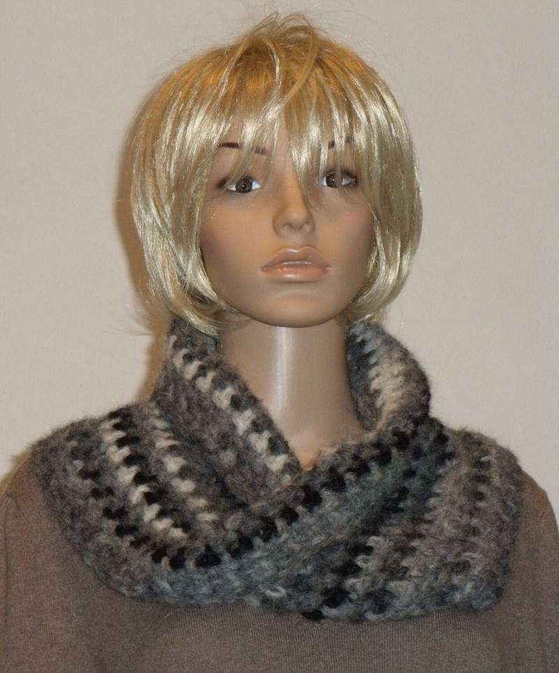 Gehäkelter Weicher Warmer Möbiusschal in Verschiedenen Grautönen von AnjaClauberg