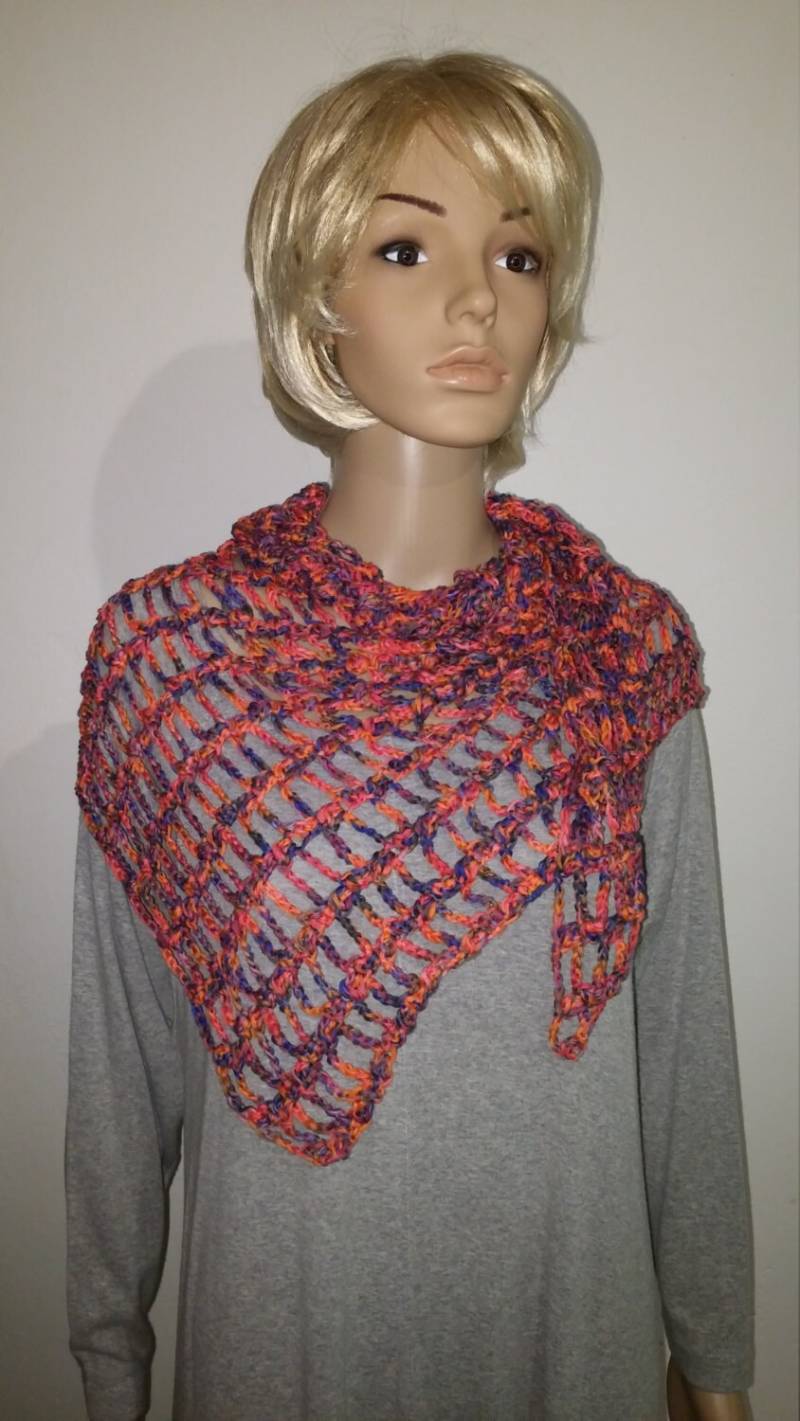 Gehäkeltes Dreieckstuch Im Netzmuster Gehäkeltes Dreieckstuch Im Netzmuster von AnjaClauberg