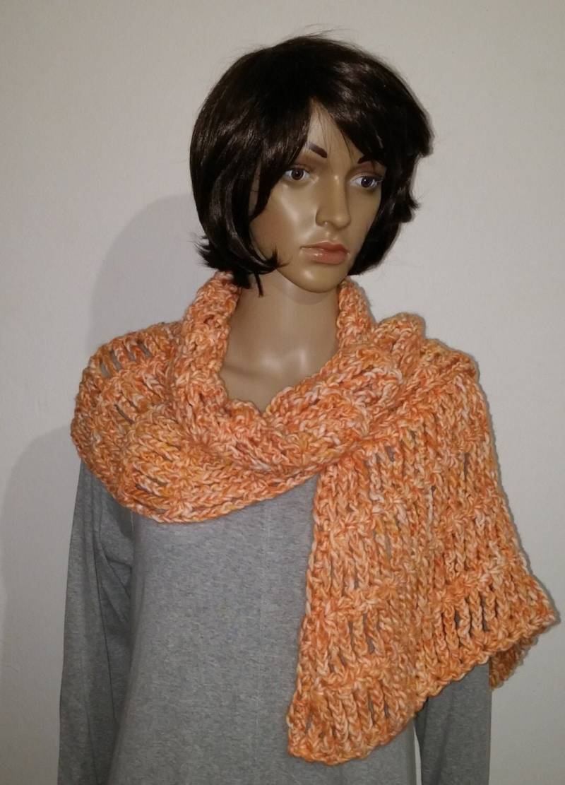 Gehäkeltes Dreieckstuch in Orange-Weiß von AnjaClauberg