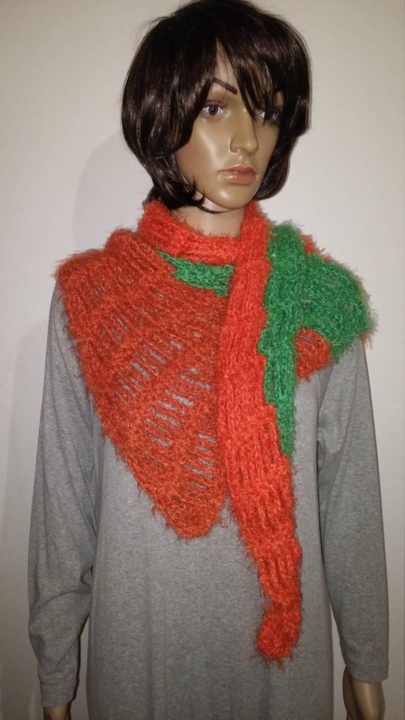 Gehäkeltes Dreieckstuch in Orangerot, Mittelgrün Und Rotbraun von AnjaClauberg