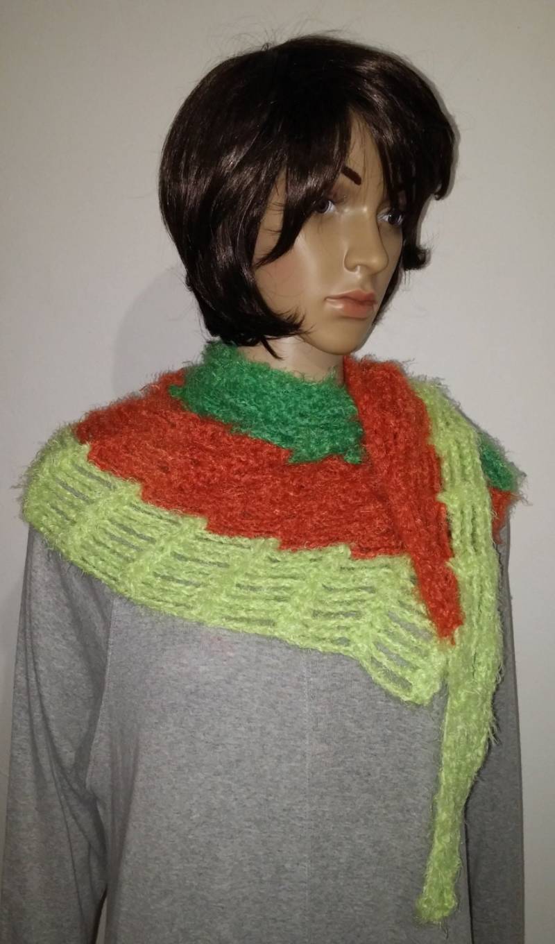 Gehäkeltes Dreifarbiges Flauschiges Dreieckstuch von AnjaClauberg