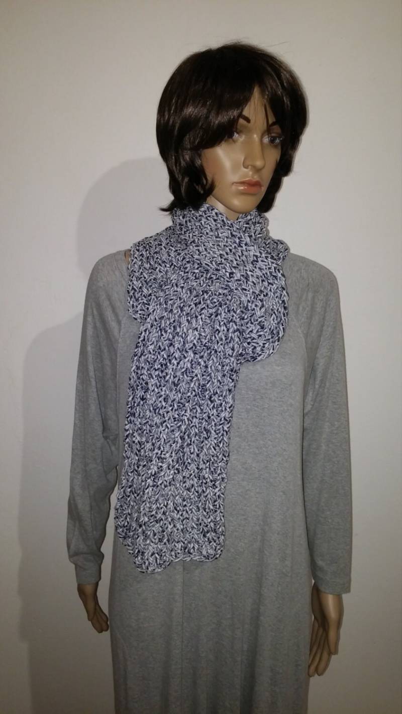 Geschlitzter Strickschal in Blau-Weiß von AnjaClauberg