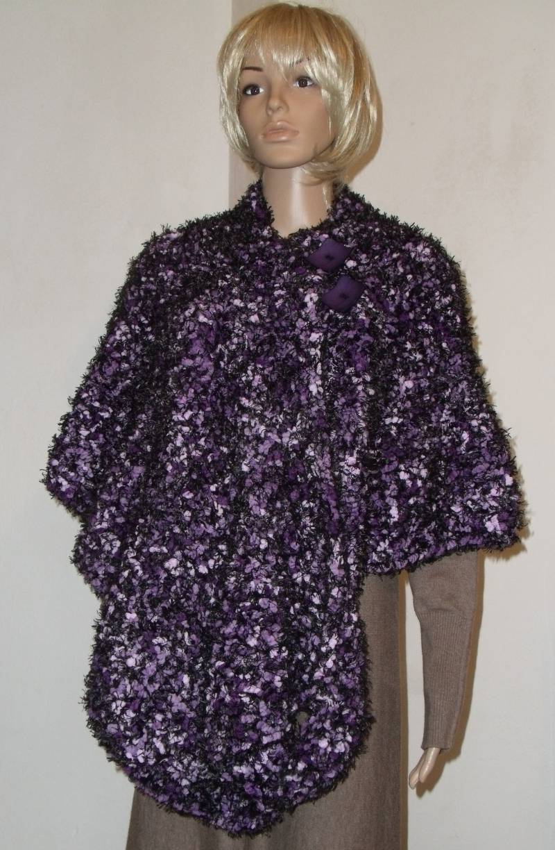 Gestricker Dicker Poncho in Schwarz Mit Violett von AnjaClauberg