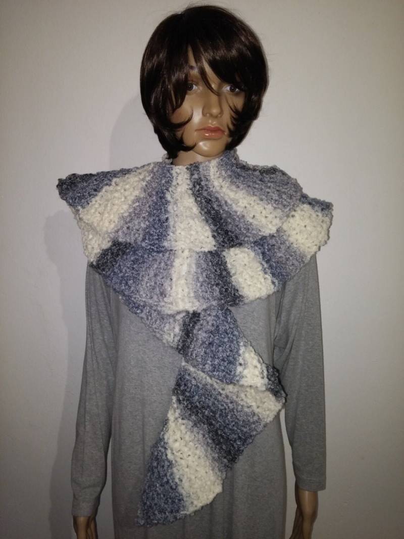 Gestricker Schal Mit Rundung in Weiß Und Grautönen Aus Bouclewolle von AnjaClauberg