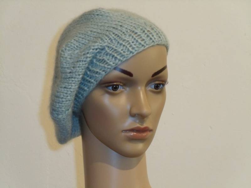 Gestrickte Baskenmütze Aus Einem Weichen Warmen Garn in Eisblau Gestrickte Baskenmütze Aus Einem Weichen Warmen Garn in Eisblau von AnjaClauberg