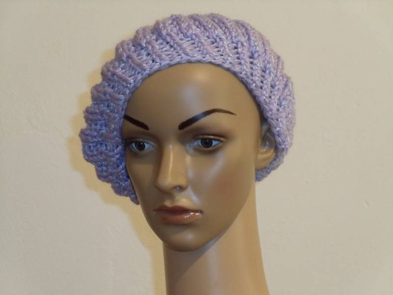 Gestrickte Baskenmütze in Einem Hellen Violett Mit Glanz Gestrickte Baskenmütze in Einem Hellen Violett Mit Glanz von AnjaClauberg