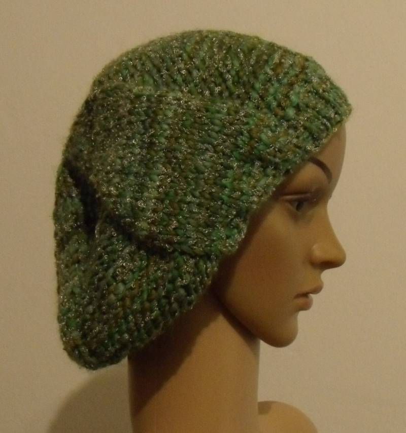 Gestrickte Baskenmütze in Grüntönen Mit Silber von AnjaClauberg