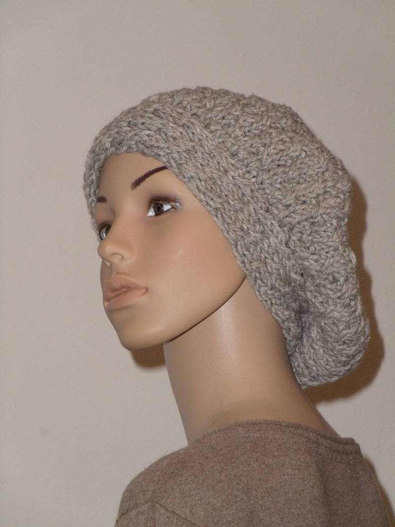 Gestrickte Baskenmütze in Hellbraun Zopfmuster von AnjaClauberg