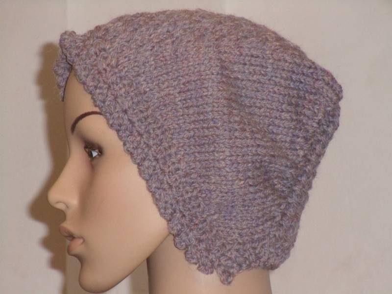 Gestrickte Haube Mit Zopfmuster Aus Einem Rustikalen Hellvioletten Reinen Wollgarn von AnjaClauberg