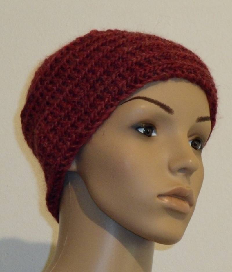 Gestrickte Kappe Mit Leichtem Farbverlauf in Weinrot von AnjaClauberg