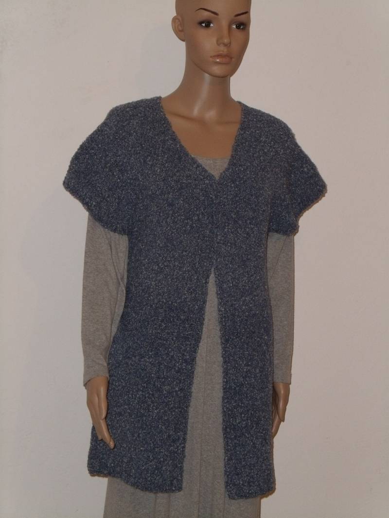 Gestrickte Weste Mit Kurzem Arm Aus Jeansblauem Bouclegarn Gestrickte Weste Mit Kurzem Arm Aus Jeansblauem Bouclegarn von AnjaClauberg