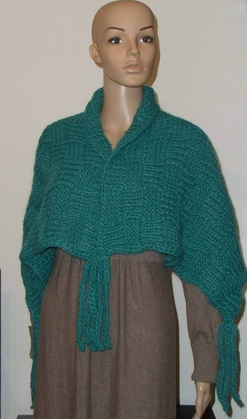 Gestrickter Blaugrüner Warmer Schal Oder Schultertuch Mit Einer Tuchnadel Aus Holz von AnjaClauberg