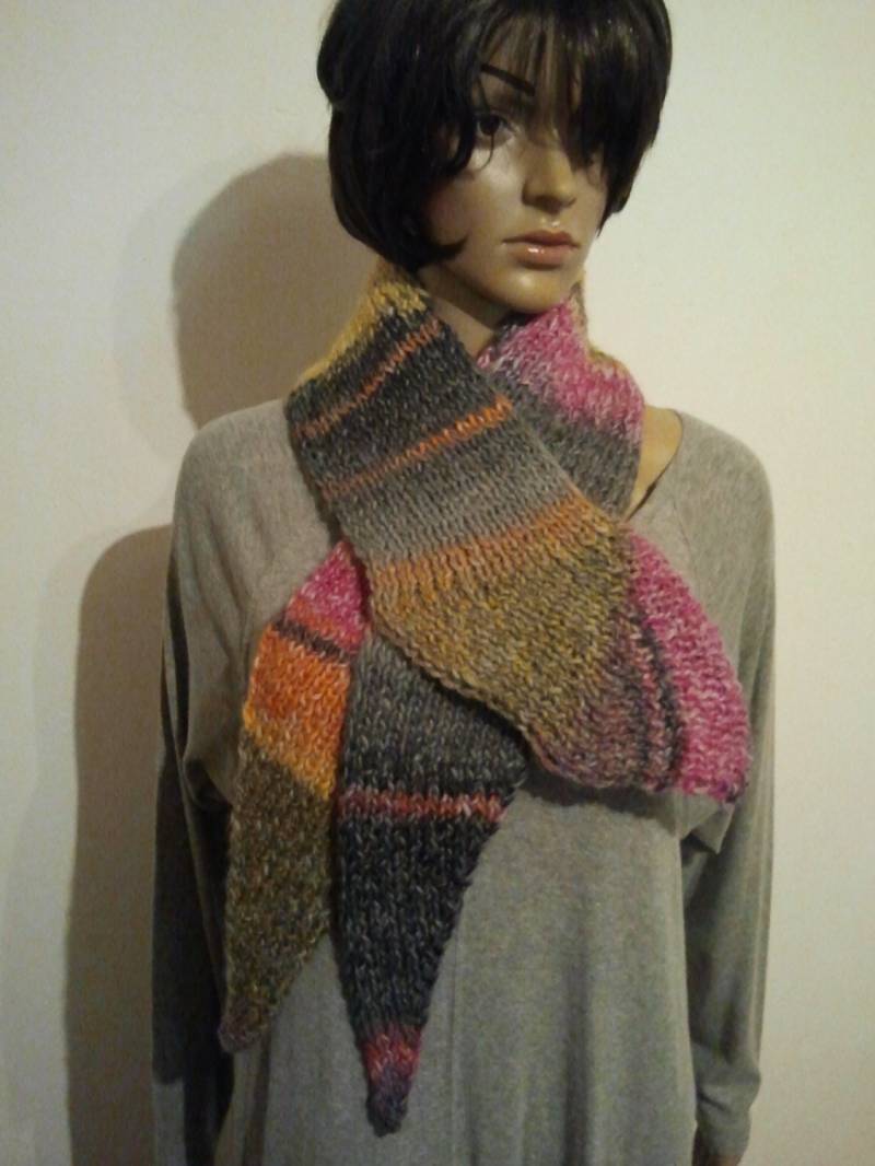 Gestrickter Bunter Langer Schal Mit Rundung Für Verschiedene Tragevariationen Gestrickter Bunter Langer Schal Mit Rundung Für Verschiedene Tragevariationen von AnjaClauberg