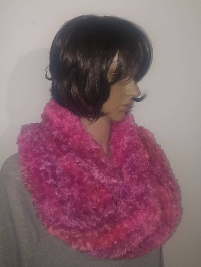 Gestrickter Dicker Warmer Möbiusschal in Einem Farbverlaufsgarn Rosa - Und Violetttönen von AnjaClauberg