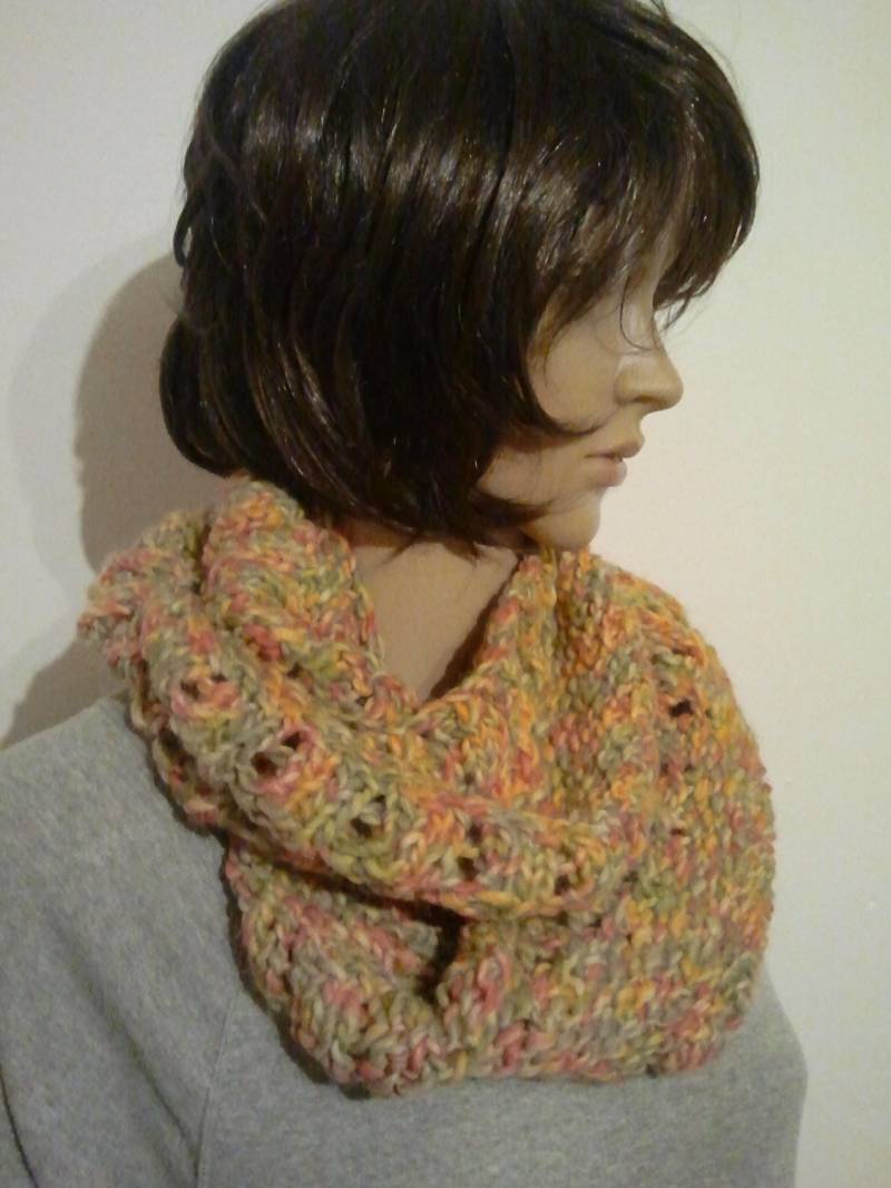 Gestrickter Möbiusschal Aus Einem Bunten Dochtgarn in Grün, Gelb, Orange Und Grau von AnjaClauberg