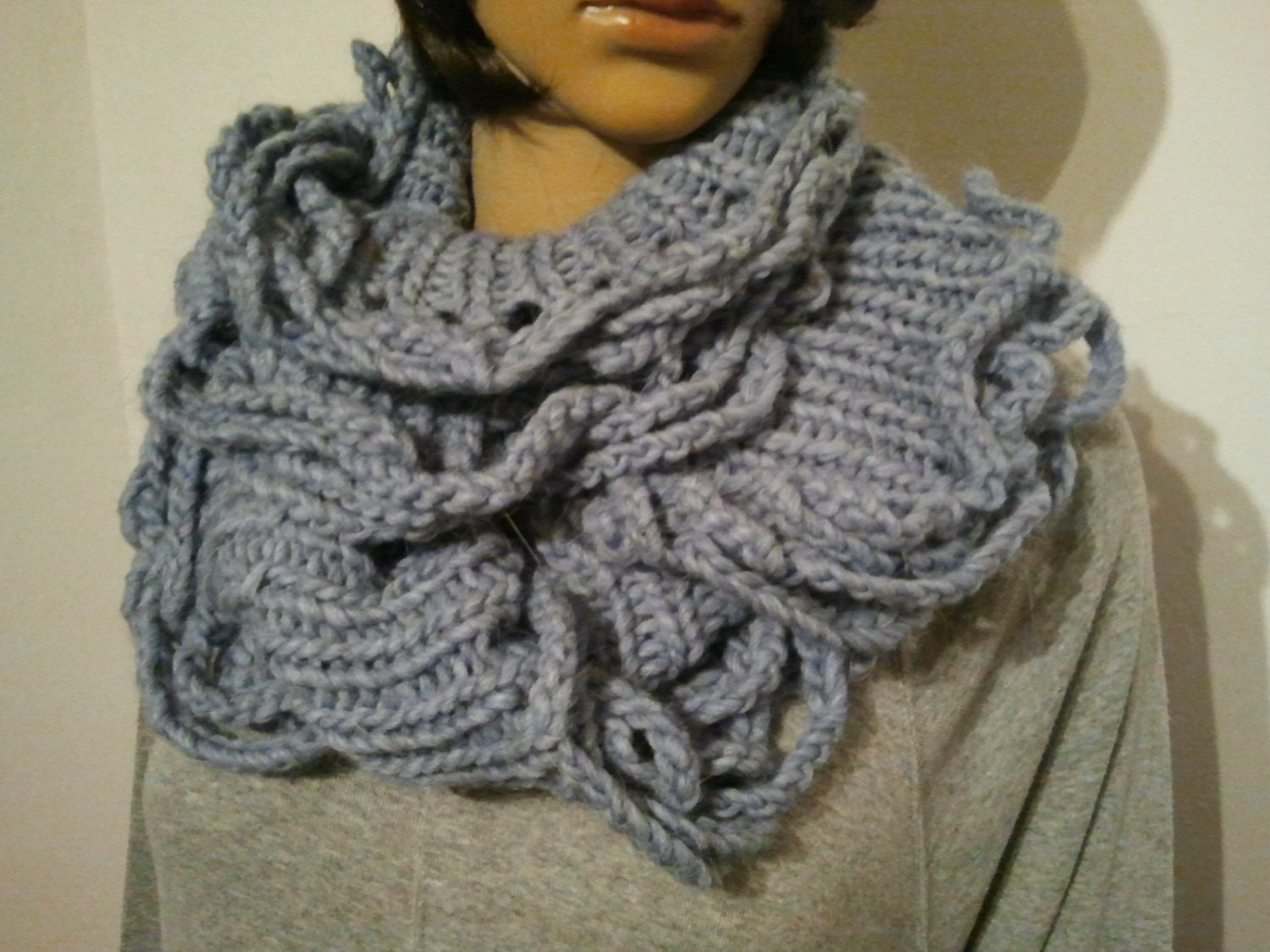 Gestrickter Möbiusschal Aus Weicher Hellblauer Wolle von AnjaClauberg