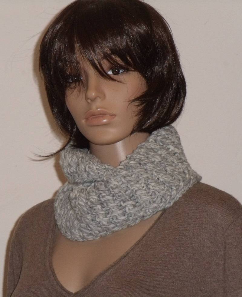 Gestrickter Möbiusschal Mit Zopf Bzw. Rippenmuster Zum Wenden in Grau Gestrickter Möbiusschal Mit Zopf Bzw. Rippenmuster Zum Wenden in Grau von AnjaClauberg