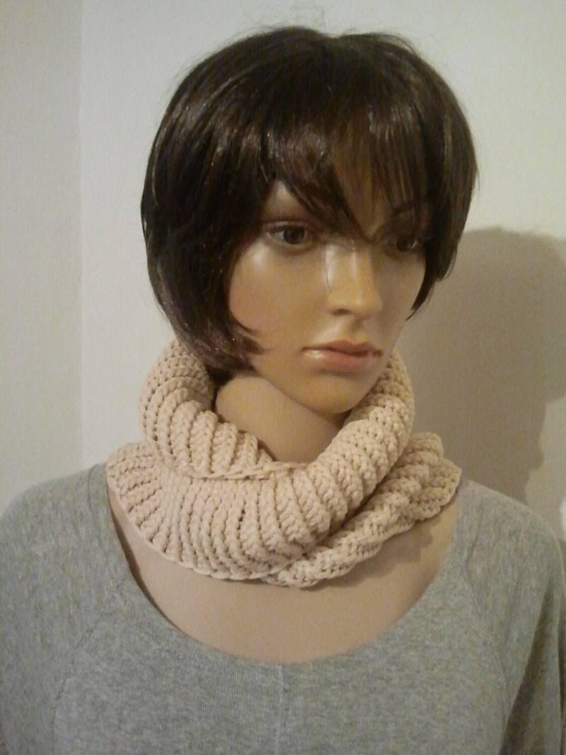 Gestrickter Möbiusschal in Beige Mit Leichtem Glanz von AnjaClauberg