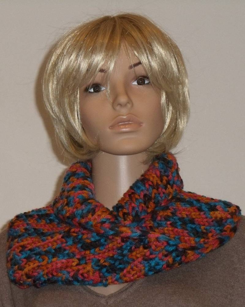 Gestrickter Möbiusschal in Blau - Und Rot-Orangetönen von AnjaClauberg