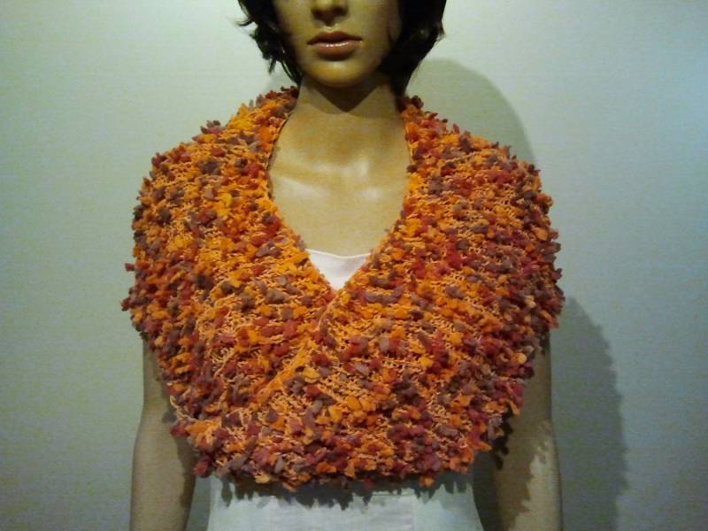 Gestrickter Möbiusschal in Orangetönen von AnjaClauberg