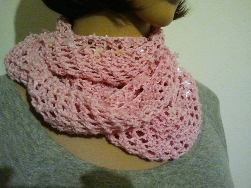 Gestrickter Rosafarbener Möbiusschal Aus Leinen-Baumwollgarn Mit Sternchenpailetten Als Randverzierung Gestrickter Rosafarbener Möbiusschal Aus Leinen-Baumwollgarn Mit Sternchenpailetten Als Randverzierung von AnjaClauberg