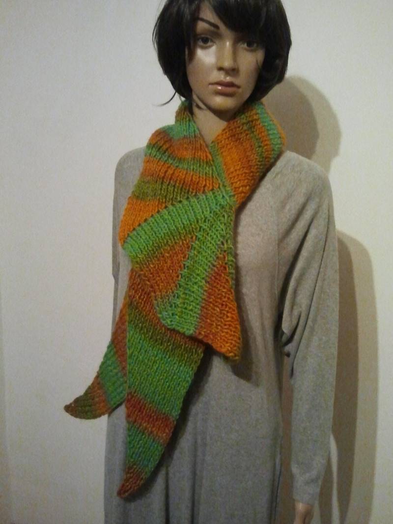 Gestrickter Schal Mit Rundung Aus Einem Farbverlaufsgarn Von Grün Nach Orange von AnjaClauberg