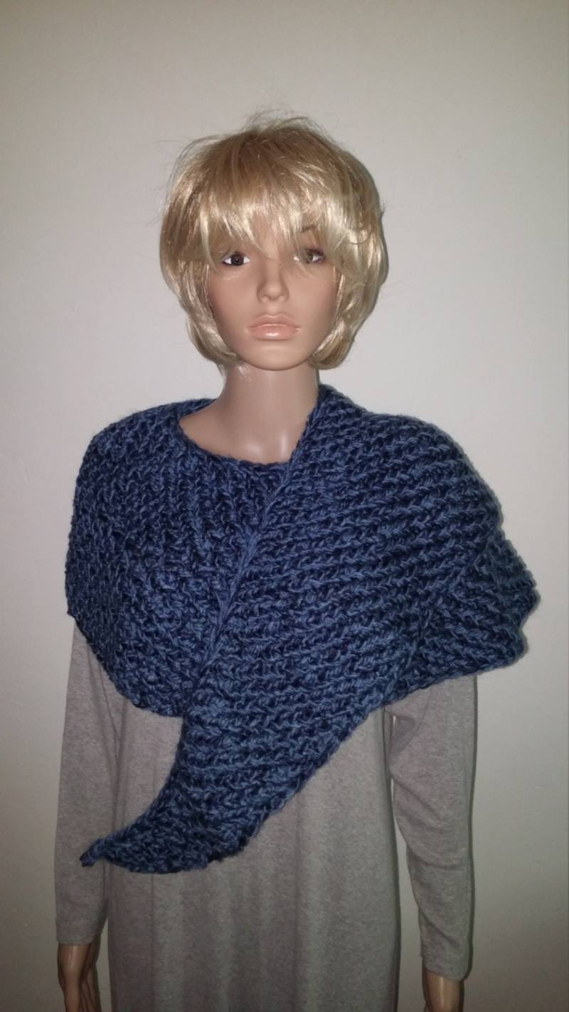 Gestrickter Schal Mit Rundung Aus Zweifarbigem Garn in Dunkel - Und Mittelblau von AnjaClauberg