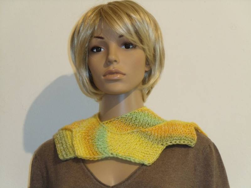 Gestrickter Schmaler Zackenschal Bzw. Kragen Aus Einem Farbverlaufsgarn Von Gelb Über Orange Nach Grün Gestrickter Schmaler Zackenschal Bzw. Kragen Aus Einem Farbverlaufsgarn Von Gelb Über Orange Nach Grün von AnjaClauberg