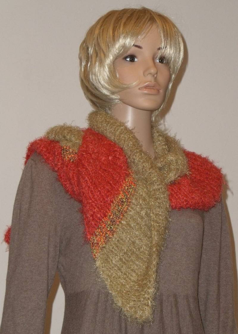 Gestrickter Schräger Flauschiger Schal in Orange Und Hellgrün Gestrickter Schräger Flauschiger Schal in Orange Und Hellgrün von AnjaClauberg