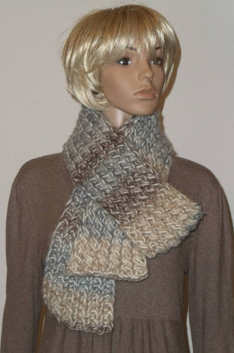 Gestrickter Warmer Weicher Schal Mit Einem Zopfmuster Auf Der Einen Seite Und Rippenmuster Anderen - Aus Farbverlaufsgarn von AnjaClauberg