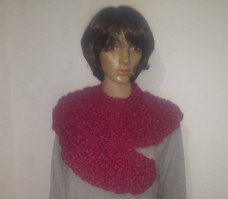 Gestrickter Weinroter Schal Mit Rundung von AnjaClauberg