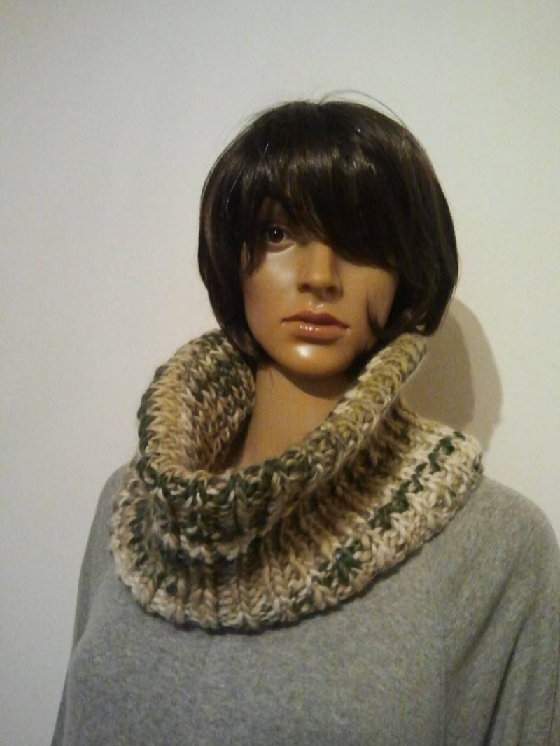 Gestrickter Wendeloop Aus Handgesponnener Reiner Wolle Mit Farbverlauf in Hellbraun, Beige Und Grün von AnjaClauberg