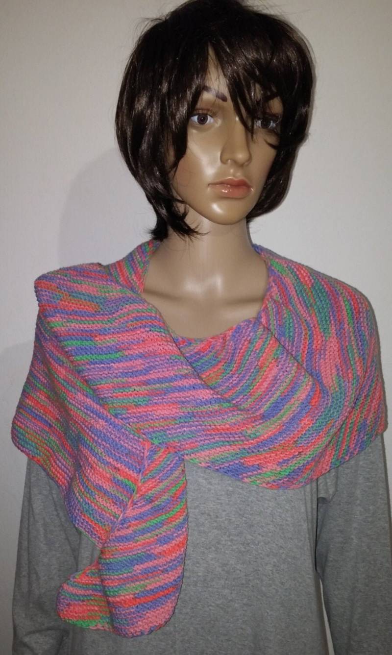 Gestricktes Dreieckstuch Aus Einem Bunten Garn in Grün, Violett, Rosa Und Rot Gestricktes Dreieckstuch Aus Einem Bunten Garn in Grün, Violett, Rosa Und Rot von AnjaClauberg