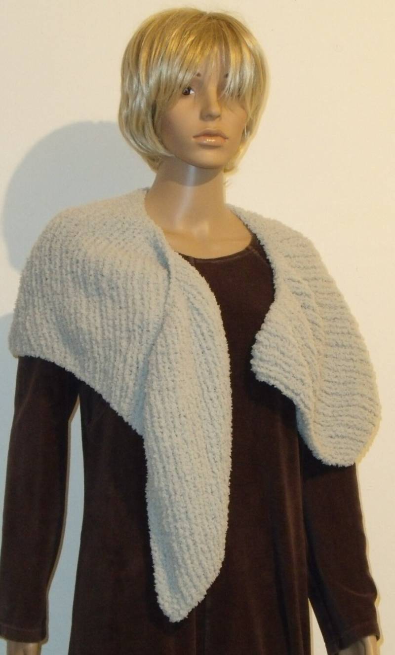 Gestricktes Eisblaues Schultertuch Aus Kurzflorigem Weichem Fransengarn Gestricktes Eisblaues Schultertuch Aus Kurzflorigem Weichem Fransengarn von AnjaClauberg