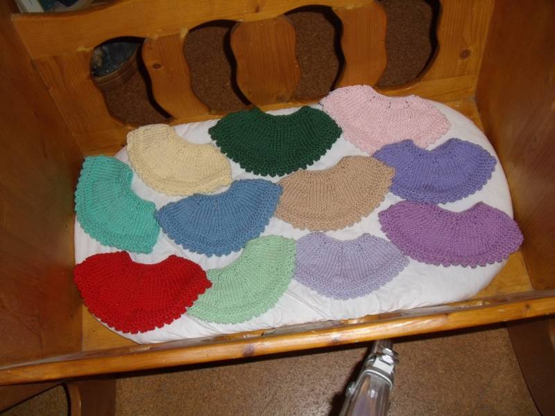 Gestricktes Lätzchen in Rosa, Blau, Violett, Hellbraun, Gelb, Rot Oder Grün Gestricktes Lätzchen in Rosa, Blau, Violett, Hellbraun, Gelb, Rot Oder Grün von AnjaClauberg
