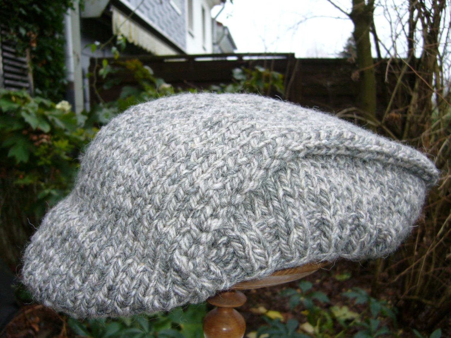 Große Gestrickte Schiebermütze in Grautönen von AnjaClauberg