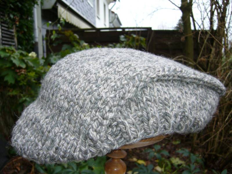 Große Gestrickte Schiebermütze in Grautönen von AnjaClauberg