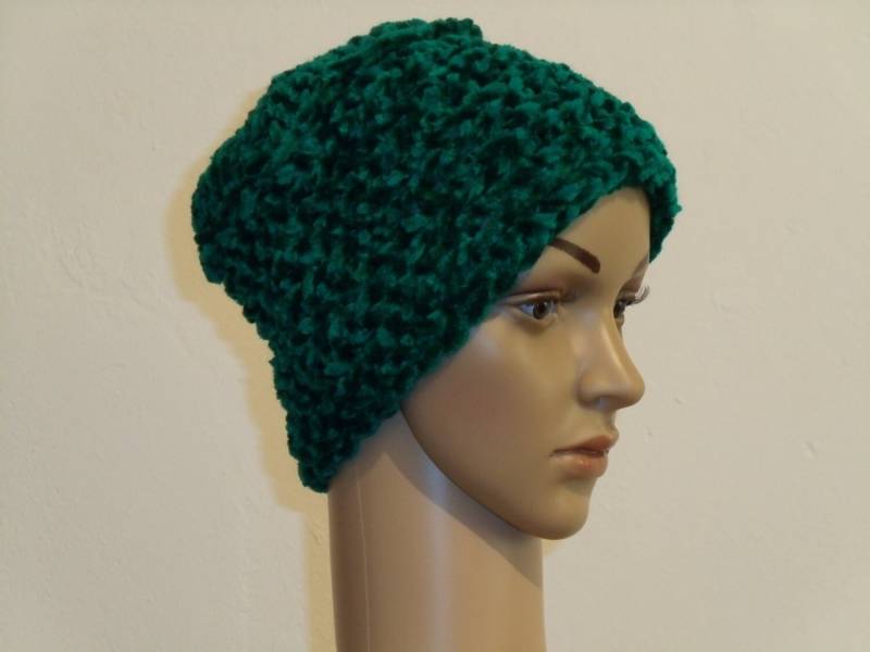 Grüne Gestrickte Kappe Aus Velourbändchengarn von AnjaClauberg