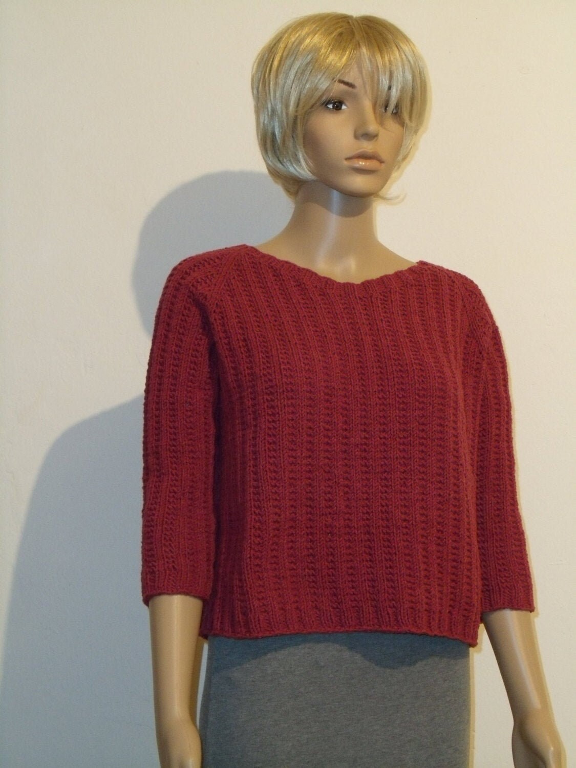 Kurzer Strickpullover in Einem Hellen Weinrot Mit 3/4-Arm Kurzer Strickpullover in Einem Hellen Weinrot Mit 3/4-Arm von AnjaClauberg