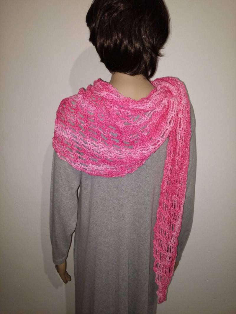 Luftiger Baumwollschal Aus Farbverlaufsgarn in Rosatönen Luftiger Baumwollschal Aus Farbverlaufsgarn in Rosatönen von AnjaClauberg
