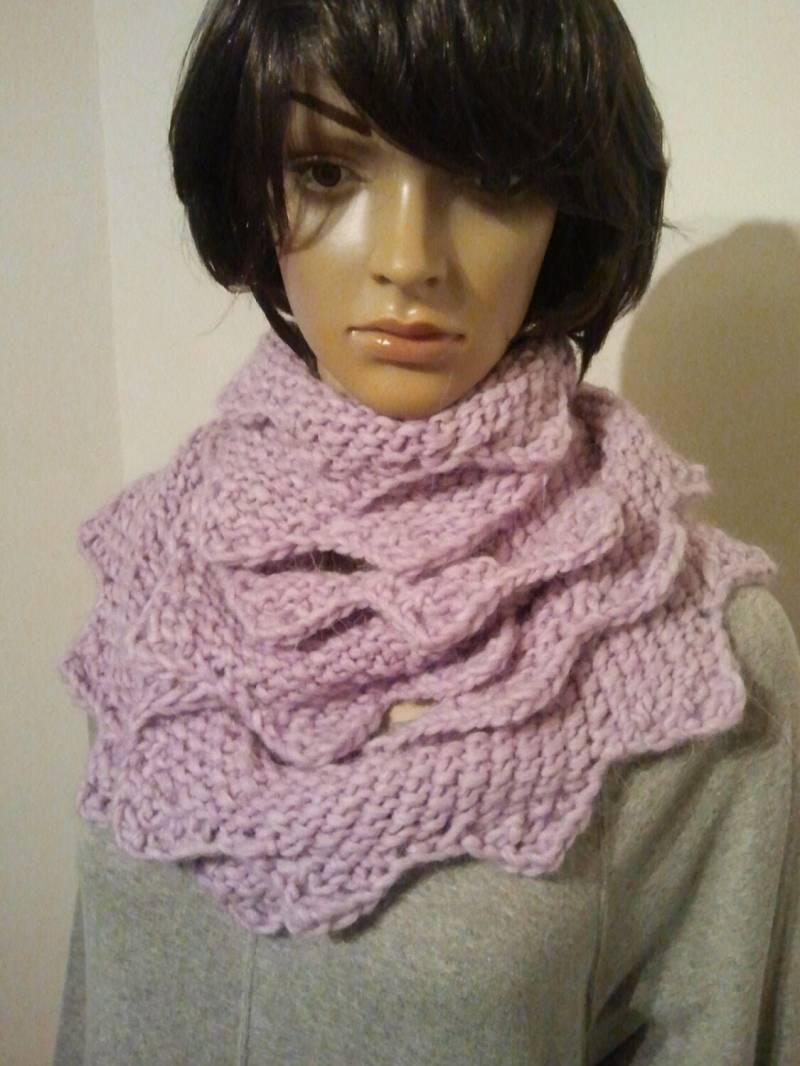 Schmaler Langer Gestrickter Möbiusschal in Zartem Violett Mit Zickzackrand Für Verschiedene Tragevarianten von AnjaClauberg