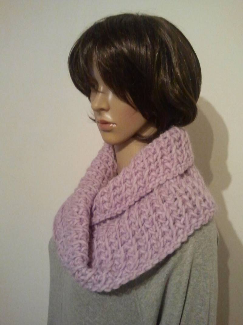 Tunesisch Gehäkelter Weicher Warmer Möbiusschal in Einem Hellen Violett von AnjaClauberg