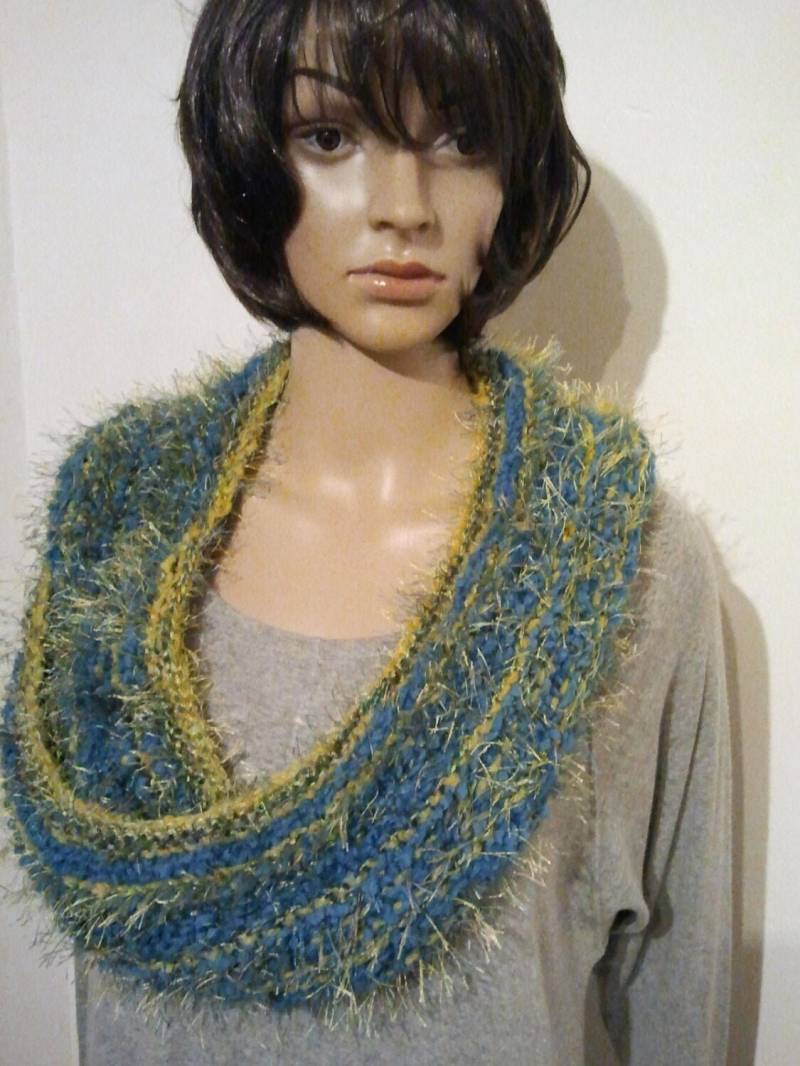 Weicher Gestrickter Möbiusschal Aus Flauschgarn in Blau Und Gelb von AnjaClauberg
