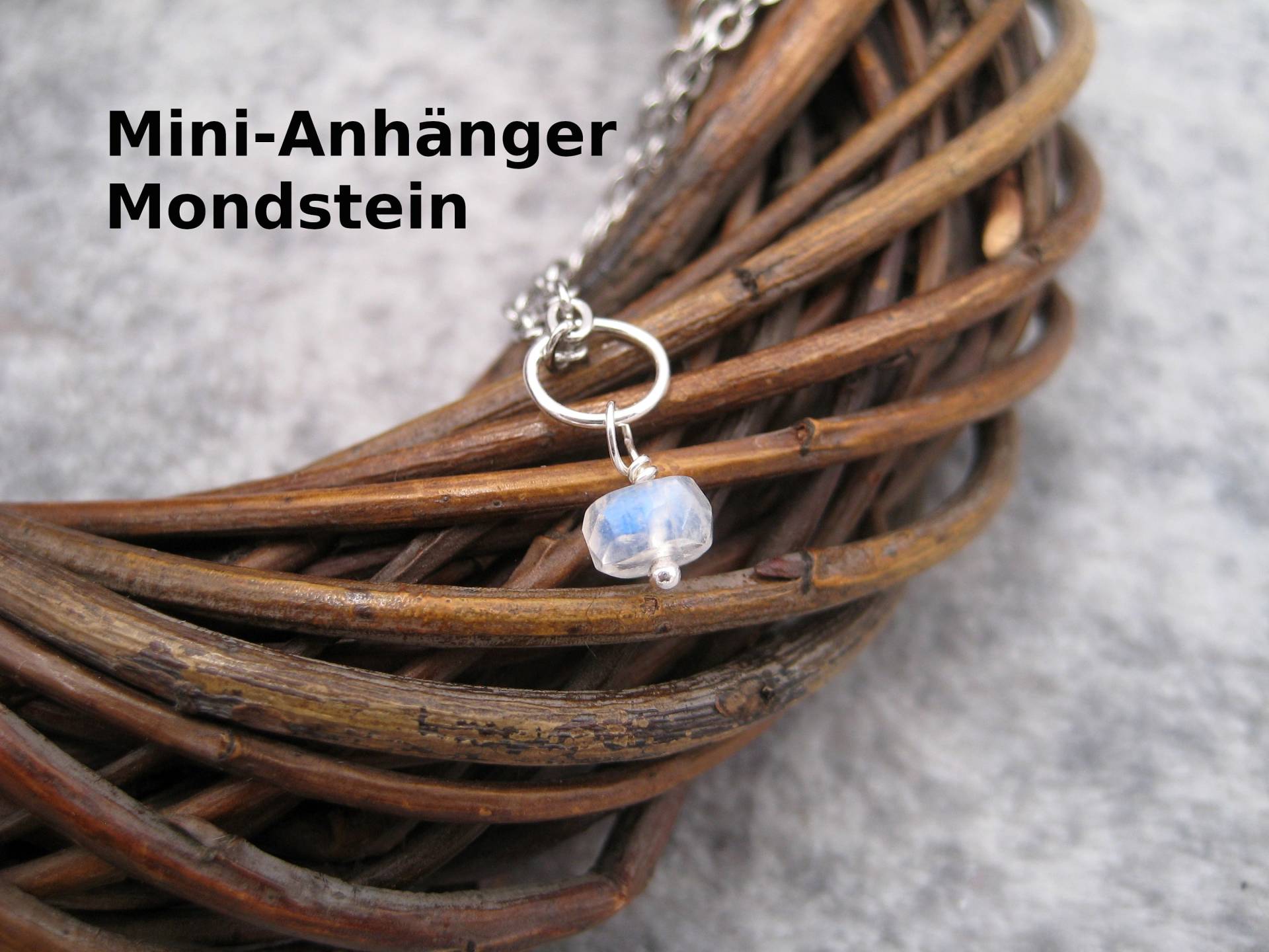 Mini-Kettenanhänger Mondstein, Regenbogen Geburtsstein Juni, Blauschimmer, Winzig, Natürlich, Charm Armband, Fusskettchen, Silber Mini-Kettenanhänger Mondstein, Regenbogen Geburtsstein Juni, Blauschimmer, Winzig, Natürlich, Charm Armband, Fusskettchen, Silber von AnjasCharmwelt