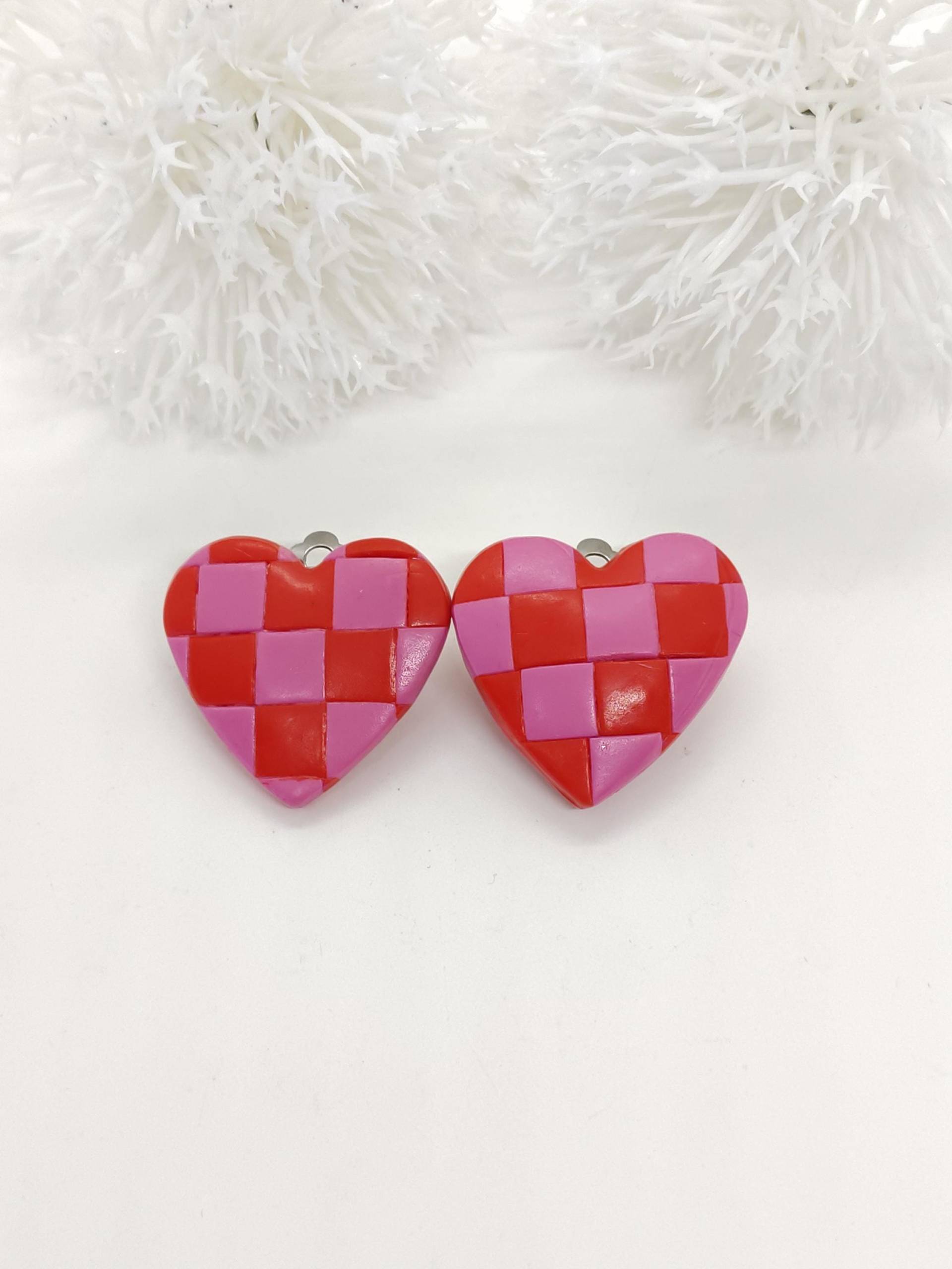 Auffallende Herz Ohrclips in Pink Und Rot Mit Karomuster, Handgemachte Leichte Clip On Ohrringe Blush-Pink Rot, Herzohrringe Auffallende Herz Ohrclips in Pink Und Rot Mit Karomuster, Handgemachte Leichte Clip On Ohrringe Blush-Pink Rot, Herzohrringe von AnjasDreamJewelry