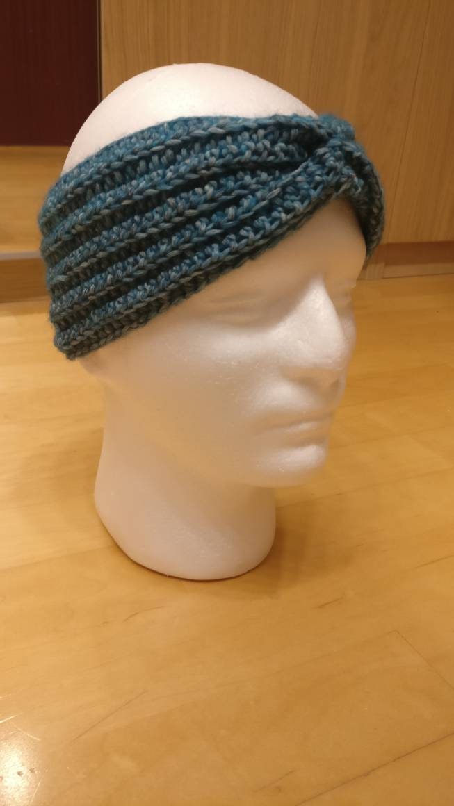 Handgehäckeltes Süßes Stirnband Mit X Twist von AnjasKreationen