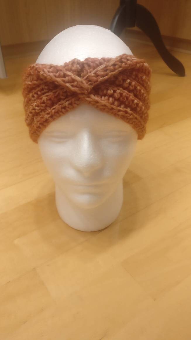 Handgehäckeltes Süßes Stirnband Mit X Twist von AnjasKreationen