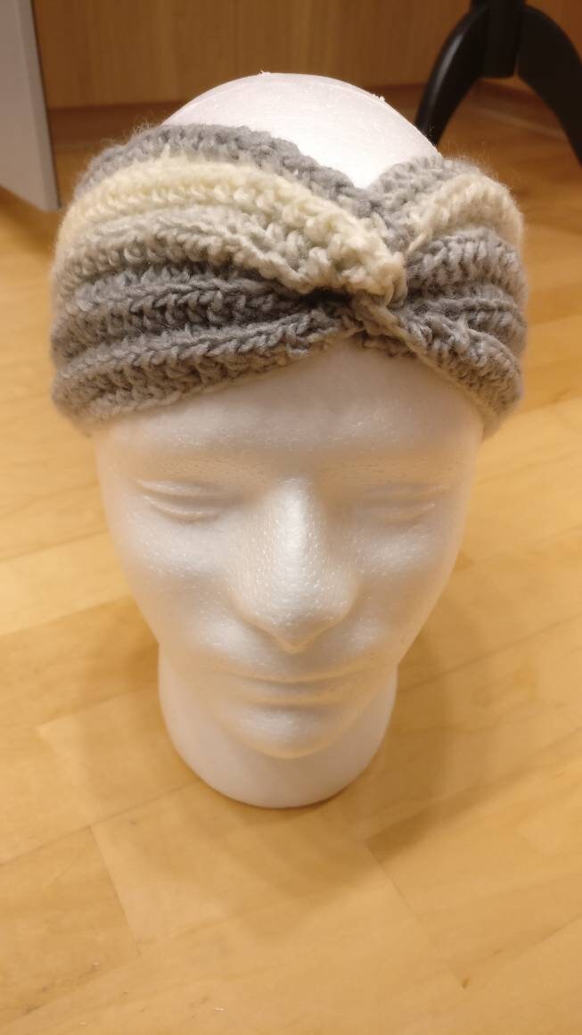 Handgehäckeltes Süßes Stirnband Mit X Twist von AnjasKreationen