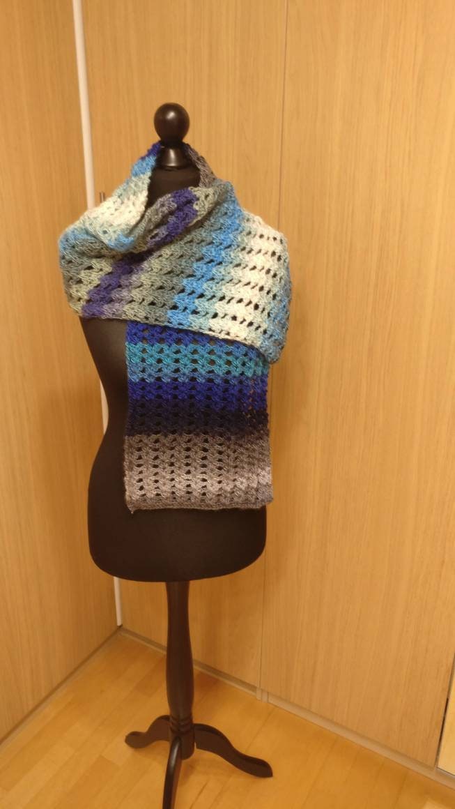 Handgehäkelter, Superflauschiger Kuschelschal in Farbe Blauer Farbverlauf von AnjasKreationen