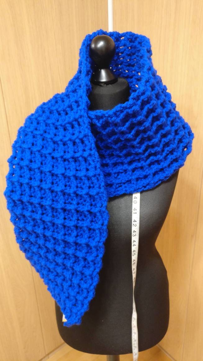 Handgehäkelter, Superflauschiger Kuschelschal in Farbe Himmelblau von AnjasKreationen